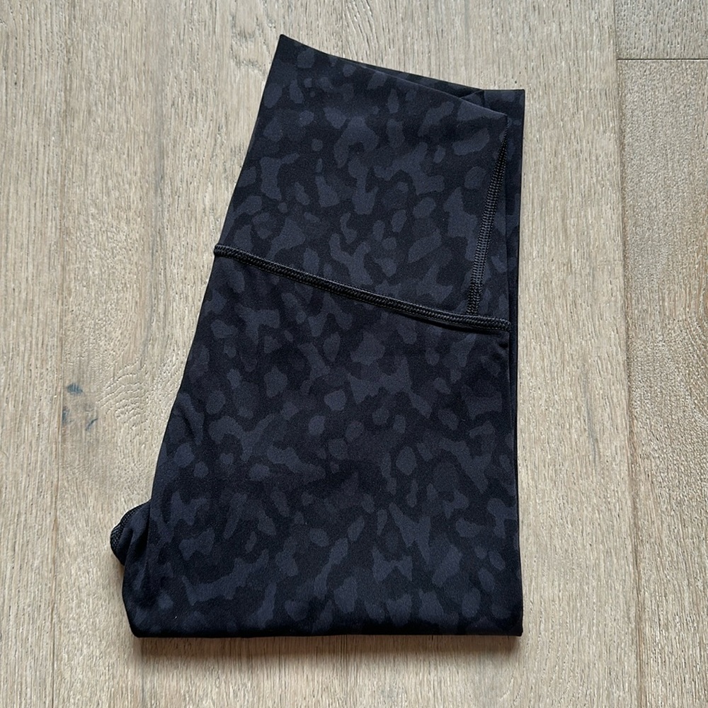 EUC wunder under 25" luxtreme formation camo deep coal multi size 2 lululemon